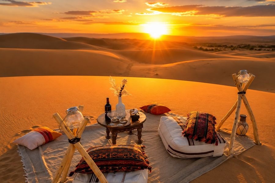 Mesa preparada en el desierto al atardecer